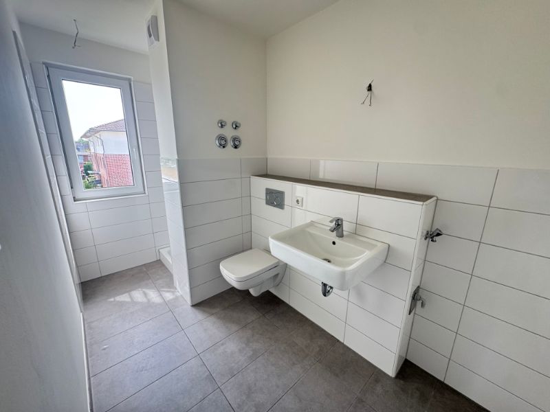 ! Öffentlich gefördert ! Moderne 3-Zimmer-Wohnung mit West-Balkon, Einbauküche und Fußbodenheizung - Foto 3